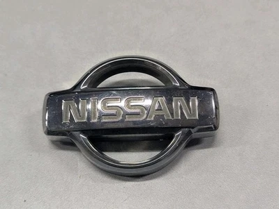 1998 1999 2000 Nissan Frontier Pathfinder emblema grade dianteira cromada fabricante de equipamento original - Imagem 1 de 4