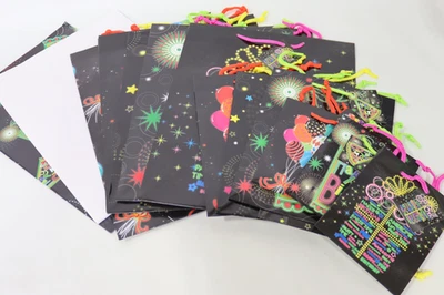 Bolsas de regalo de cumpleaños que brillan en la oscuridad 26 piezas bolsas de tamaño 3, papel de envolver y pañuelo Foto 1 de 4