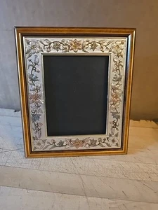 Marco de fotos de pie dorado ornamentado vintage incrustación floral de hojalata 4,75 x 5,75 pulgadas - Imagen 1 de 11