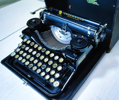 Старинный Underwood стандарт 4 банка клавиатуры портативная пишущая машинка с чехлом - Изображение 1 из 4