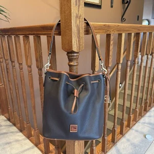 Bolso de Hombro Dooney & Bourke Cuero Grano Guijarro Cordón Negro BPEBC1961 - Imagen 1 de 8