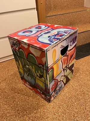 Hocker Papphocker REMEMBER 200kg belastbar Design Graffiti 44x32x32 cm - Bild 1 von 4