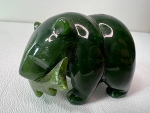 Oso de jade nefrita verde canadiense grande de colección con peces 3 largos x 2 1/4 de alto - Imagen 1 de 8