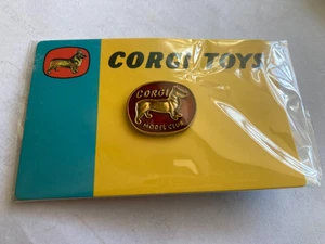 Reproduktion 1960er Corgi Toys Model Club Pin Anstecker Sammlerstück NEU IN VERPACKUNG - Bild 1 von 2