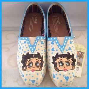 HANDMADE PAINTED WOMEN'S BETTY BOOP 6.5 ***NEW*** 100% Authentic TOMS - Picture 1 of 8