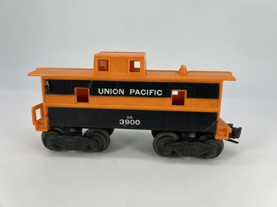 Marx Escala O Union Pacific #3900 Caboose Naranja Negro Arriba Plástico De Colección Foto 1 de 4