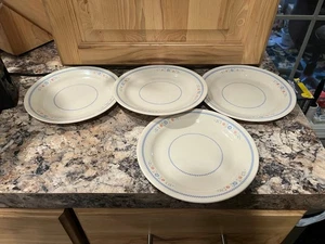 Corning Corelle Needlepoint Set di quattro piatti da 7 1/4" ~ Perfetto - Foto 1 di 1