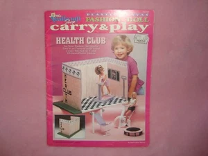 Plastic Canvas Fashion Doll Carry & Play Health Club #943747 Patern Book - Imagen 1 de 2