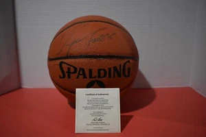 Auto'd Basketball: HOFer Dominique Wilkins mit Acryl Vitrine + COA - Bild 1 von 5