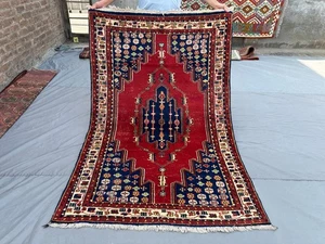 Alfombra turca vintage anudada a mano 4'3 x 6'4 alfombra tribal roja azul lana sala de estar - Imagen 1 de 11