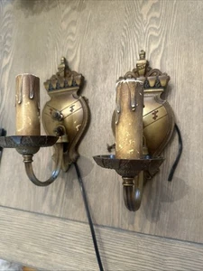 PAR DE APLIQUES ELÉCTRICOS DE PARED ÚNICA ESCUDO LATÓN FUNDIDO PESADO. (Recableado) - Imagen 1 de 8