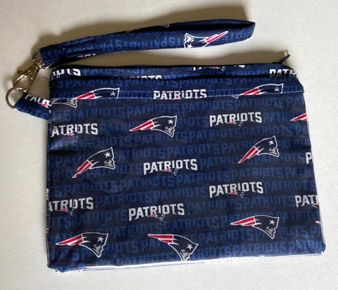 New England Patriots Womens Wristlet Clutch Bag with Clear Front Pocket EUC Cover