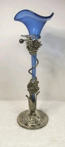Jarrón vintage de vidrio azul cobalto con diseño de vid plateada de 12,5 pulgadas de alto - Imagen 1 de 10