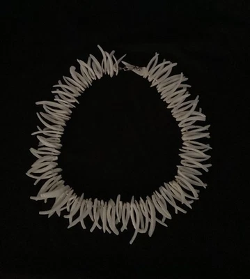 Collana bianca design etnico - effetto osso, stile artigianale vintage  - Immagine 1 di 4