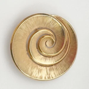 Trifari Krone Vintage goldfarben Wirbel signiert Muschel Brosche Anstecknadel 2”x 2” #521 - Bild 1 von 3