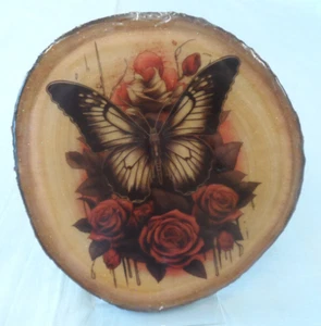 Colgante de pared de resina y tronco en rodajas de rosa + mariposa de 22 cm - Imagen 1 de 2
