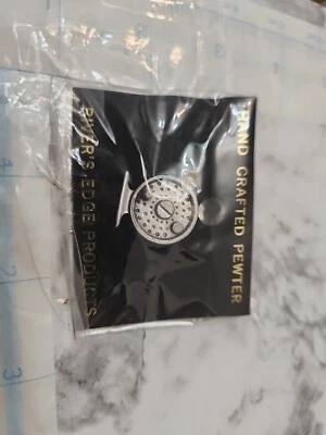 Prendedor en forma de caña de pescar con mosca de peltre hecho a mano "NUEVO EN PAQUETE" Rivers Edge Prod.  Foto 1 de 4