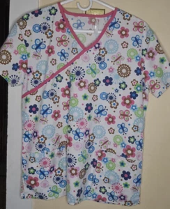 I HEART Scrubs Women's Scrub Top Size Medium Flowers Butterflies Colorful EUC - Picture 1 of 1
