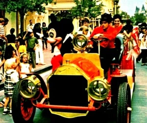 Walt Disney World Florida Riding Down Main Street Feuerwehr Postkarte (A17) - Bild 1 von 3