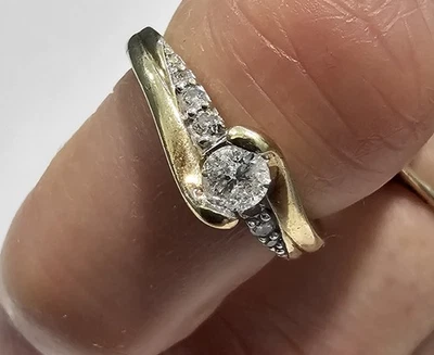 Engagement  0.25ct Natural Diamond+ 6 Small Diamond 9ct Gold Size J1/2 - Image 1 of 4