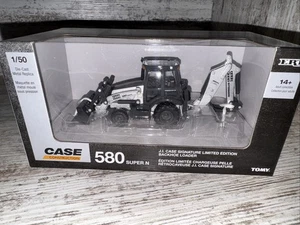 Maßstab 1:50 JI Case 580 Super N Baggerlader silber Signature Limited Edition - Bild 1 von 9