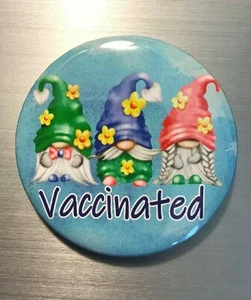 BOTÓN PIN VACUNADOS GNOMOS DE JARDÍN 2,25 in vacuna vacuna pandémica vax mamá - Imagen 1 de 1