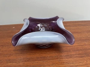 Fenton Prugna Punto Opalescente Quadrato Bordo Laminato Ciotola Fata Lampada Base 6"x6"x3"h - Foto 1 di 10