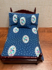 Mini Puppenhaus Tagesdecke Decke 2 Kissen Maßstab 1:12 Twin Size blau Blumen Kamee - Bild 1 von 5