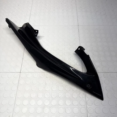 Carenagem lateral capô acabamento superior direito 08-16 Yamaha YZF-R6 FABRICANTE DE EQUIPAMENTO ORIGINAL PRETO - Imagem 1 de 4