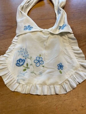 Dulce Antiguo Bebé VICTORIANO Cuello BAB Volantes Bordado a Mano Azul Floral De Colección Foto 1 de 4