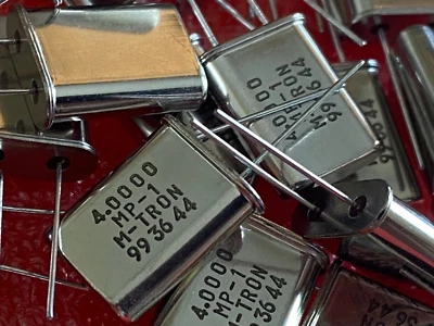 10pc M-TRON  4.0000MHz MP-1 RADIAL MICROPROCESSOR CRYSTAL - Image 1 of 4