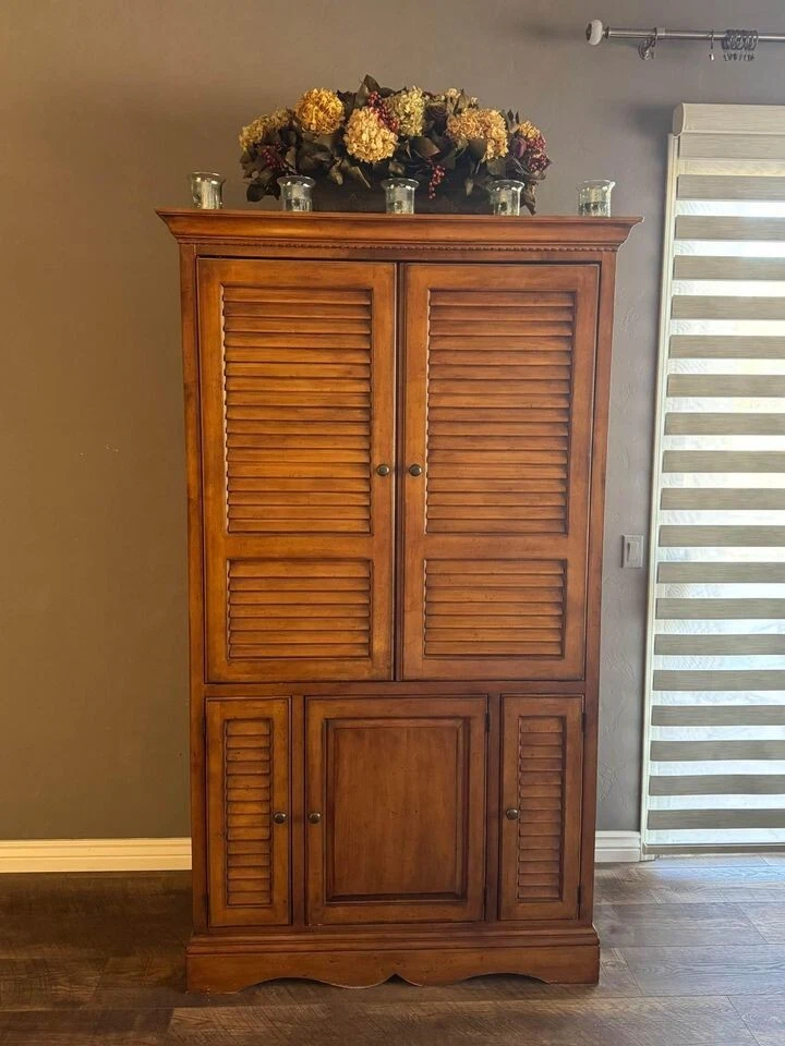 Armario de TV de madera con obturador Lexington Bahama Foto 1 de 4