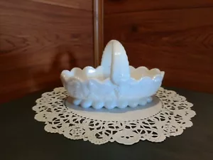 VINTAGE SIGNED WESTMORELAND MILK GLASS BASKET/CANDY DISH - Bild 1 von 8