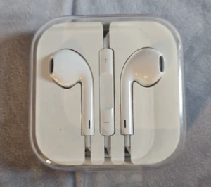 NEW Apple EarPods with 3.5mm Headphone Plug - Never Opened, Sealed Package - Zdjęcie 1 z 3