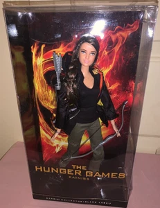 Katniss - Hunger Games - Barbie Collector Black Label; 2013; NRFB - Bild 1 von 12