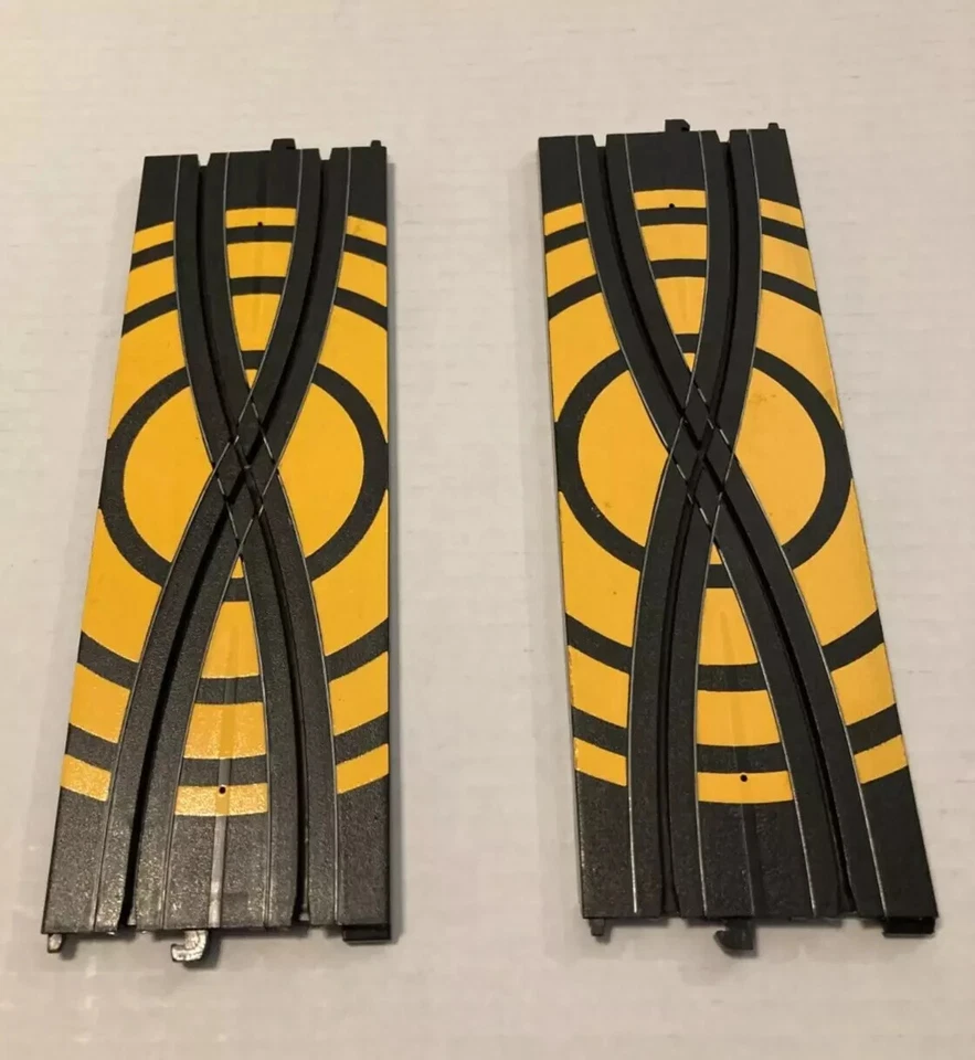 2 coches tragamonedas NASCAR 593110 Cross Over Track 9" Criss Lane Race de carreras realistas Foto 1 de 1