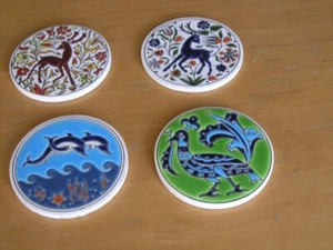 Grupo de 4 azulejos esmaltados esmaltados redondos pintados a mano de colección artista griego Niarchos Hellas - Imagen 1 de 12