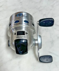 Shakespeare Synergy Alloy Steel 3002 Angelrolle Spincast - Bild 1 von 7