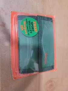 Cartera verde Newport Cigarettes nueva en paquete N.O.S. - Imagen 1 de 3