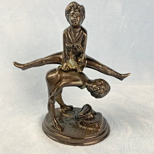 Estatua de metal tono bronce vintage niños jugando arte rana saltar 9,5" de alto - Imagen 1 de 8