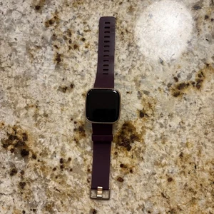 Fitbit Versa 2 Smartwatch Copper Rose Aktivitätstracker für Gesundheit und Fitness. - Bild 1 von 5