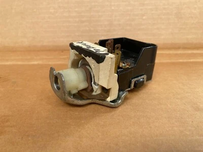 Interruptor de faros Buick Riviera 1970 NOS GM 1995180 Foto 1 de 4