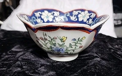 Antiguo cuenco japonés de porcelana Imari - borde festoneado, floral pintado a mano Foto 1 de 4