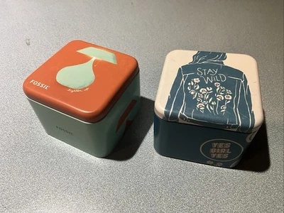 Lote de 2 Cajas de Lata Reloj Fósil Vintage Años 2000 - Soporte de Almacenamiento de Regalo Expositor Foto 1 de 4