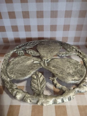 ¿HIERRO FORJADO PERA VINTAGE?  Hermoso TRIVET verde  Foto 1 de 4