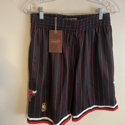 Mitchell & Ness Men Chicago Bulls Basketball Swingman 1996-97 Shorts NWT Medium Cover