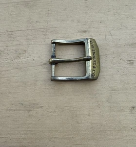 Hebilla de cinturón de metal de latón marca Levis vintage para hombre solo usada - Imagen 1 de 3
