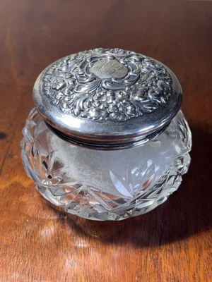 Antiguo tarro de tocador inglés esterlina floral tapa repoussé vidrio cortado London Mar Foto 1 de 4