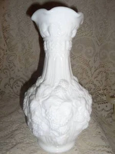 Vintage LG. Imperial Milchglas geprägt LoganBeere/Traube & Blatt Rüschenrand Vase - Bild 1 von 12