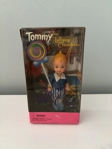 Tommy As The Lutscher Munchkin aus Zauberer von Oz Barbie Mattel 1999 Neu in OVP - Bild 1 von 7